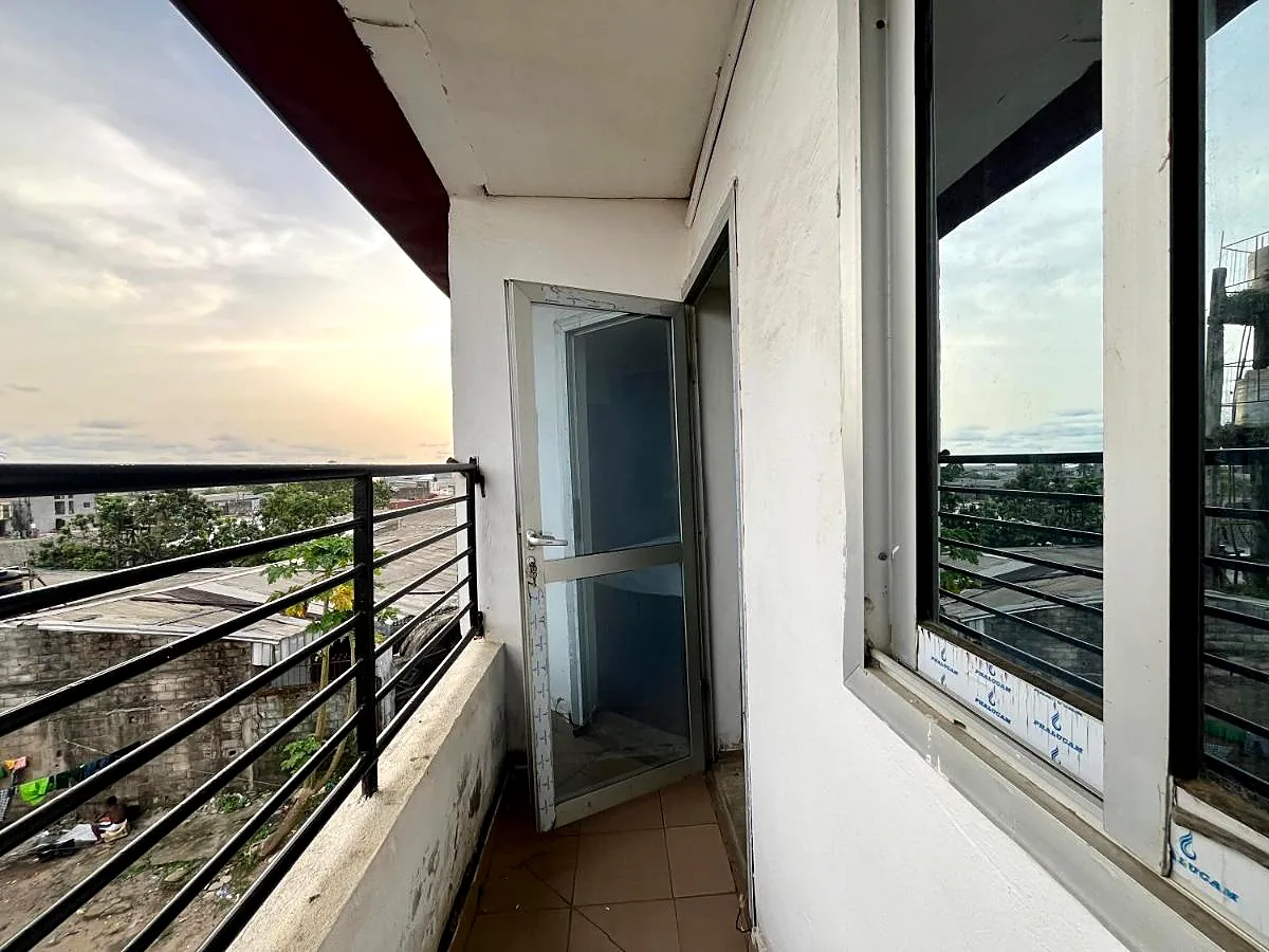 Le balcon qui dessert les chambres
