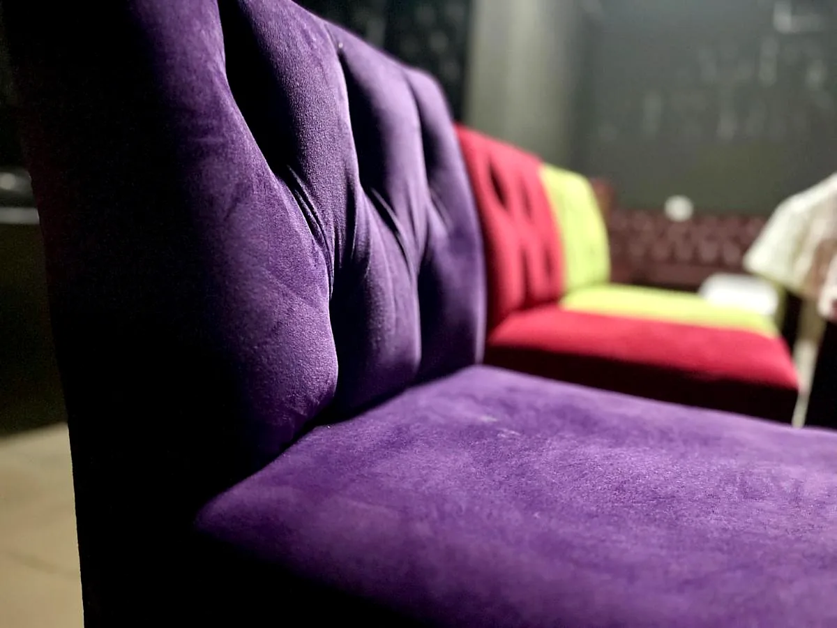Les banquettes de velours du bar