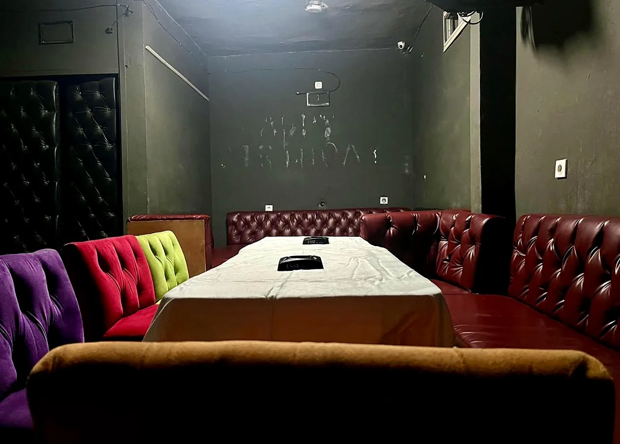 Le bar et ses banquettes