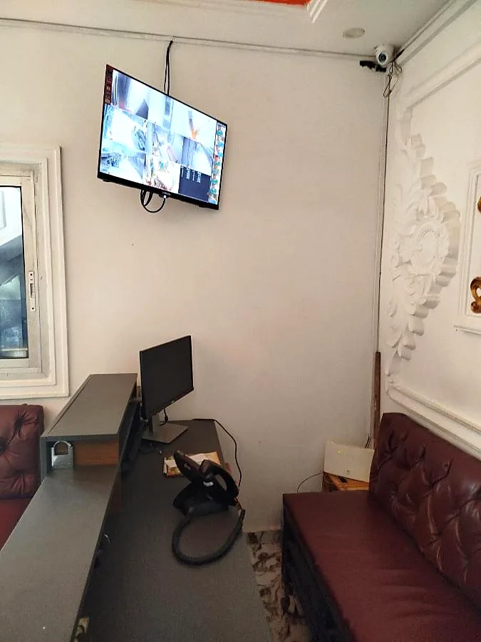 Le bureau et la télévision d'une chambre