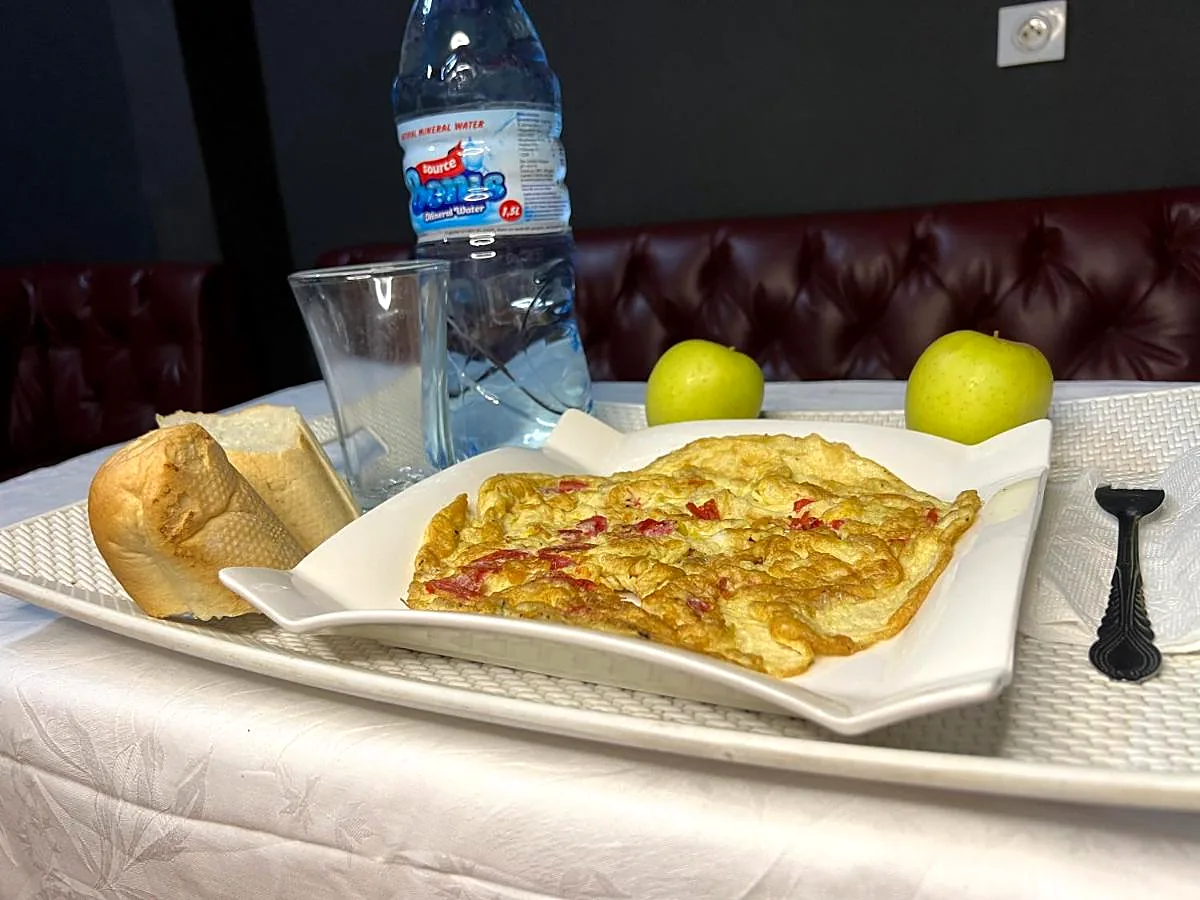 Petit-déjeuner servi à l'hôtel